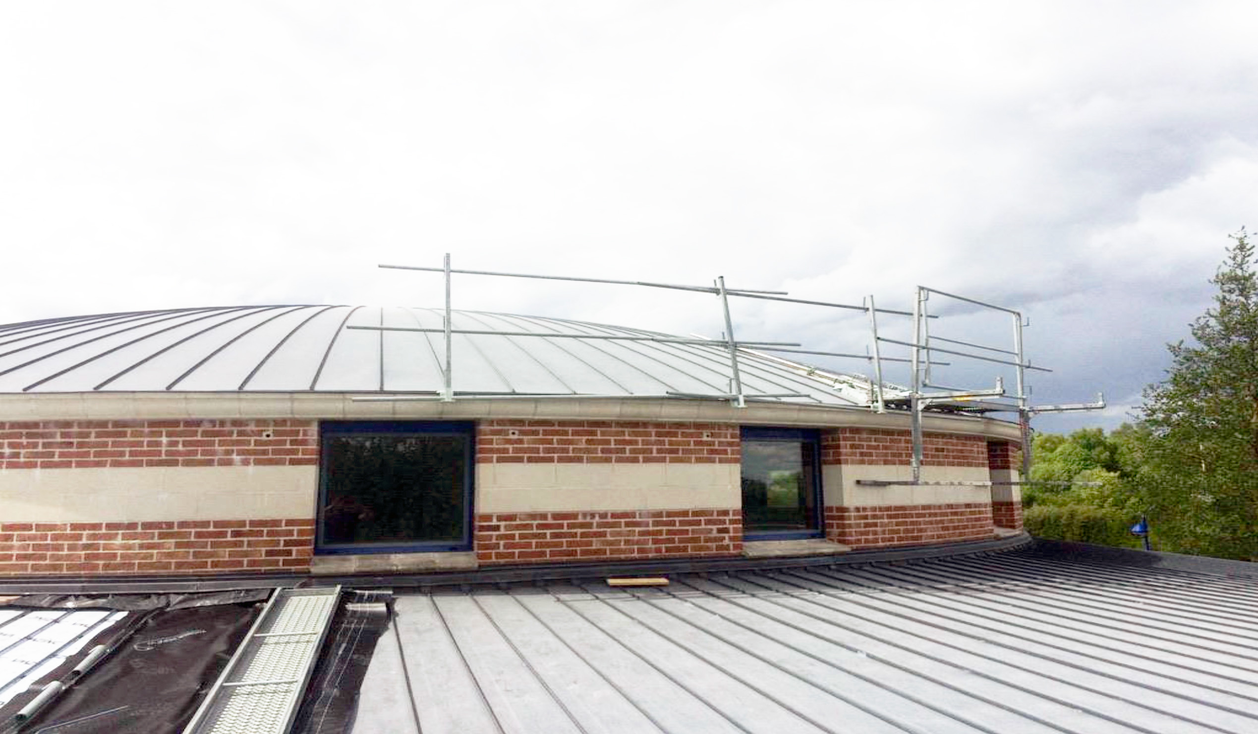 nord-toitures-crematorium-vendin-le-veil-couverture-zinc-joint-debout-cintre-gironne