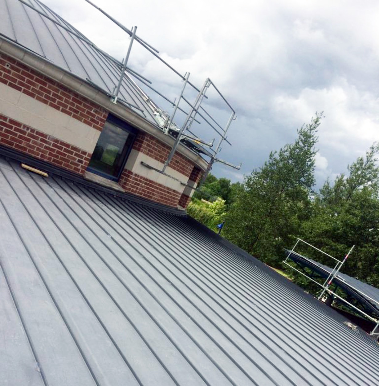 nord-toitures-crematorium-vendin-le-veil-couverture-zinc-joint-debout-cintre-gironne