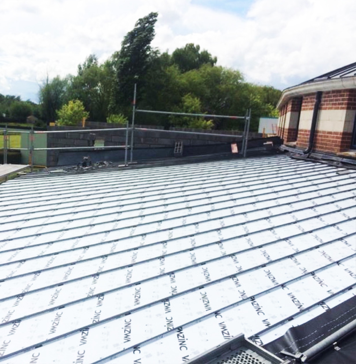 nord-toitures-crematorium-vendin-le-veil-couverture-zinc-joint-debout-cintre-gironne